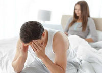 Người đàn ông lo lắng về rối loạn cương dương
